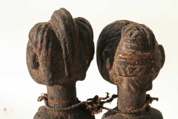 Luba (statuettes 2 porteurs de coupe), d`afrique : rep.dem.Congo, statuette Luba (statuettes 2 porteurs de coupe), masque ancien africain Luba (statuettes 2 porteurs de coupe), art du rep.dem.Congo - Art Africain, collection privées Belgique. Statue africaine de la tribu des Luba (statuettes 2 porteurs de coupe), provenant du rep.dem.Congo, 1441/1182 Bankishi:deux statuettes,couple (h.31cm et 32cm)portant son mboko,récipient représentant une calebasse pouvant contenir le mpemba kaolin.Objets d